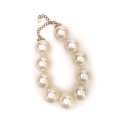 A necklace of very large pearls