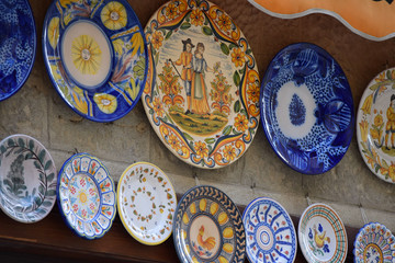 Platos en la fachada