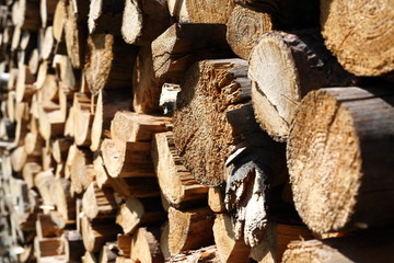 Pocięte drewno opałowe i kominkowe.Drewno opałowe poukładane w komórce do przechowywania drewna. - obrazy, fototapety, plakaty