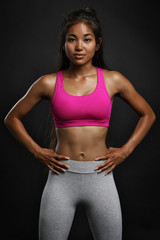 Fototapeta na wymiar Hübsche Asiatische Frau in Sportkleidung