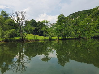 Landschaft im oberen Donautal spiegelt sich in der Donau