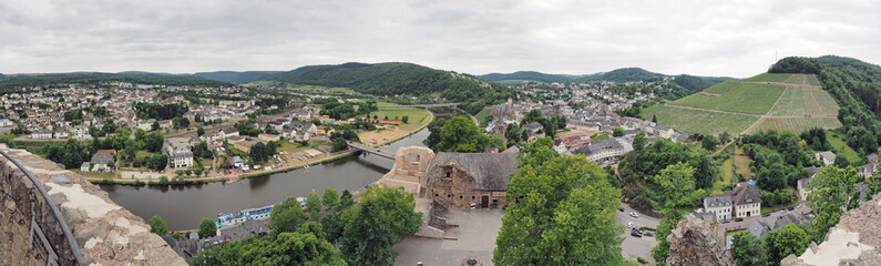 Fototapeta na wymiar Blick über Saarburg - Panorama von der Saarburger Burg 