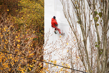Industrial climber makes warming at home