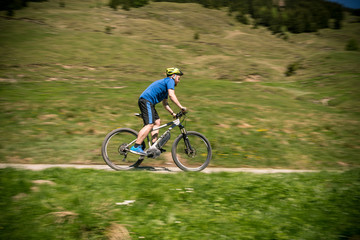 Mann fährt mit Pedelec / eBike