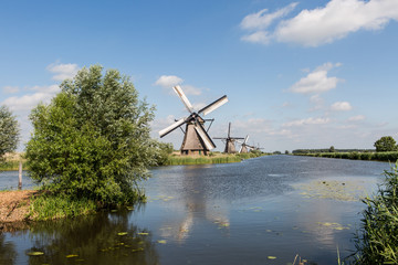 Windmühlen an einem Fluss in Holland
