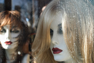 Schaufensterpuppe hinter verschmutztem Fenster display mannequin behind dirty window