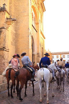 Ferai de mai, cavaliers devant la mosqu&eacute;e, Cordoue, Andalousie