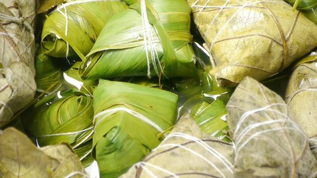 Rotation of rice dumplings of glutinous rice.