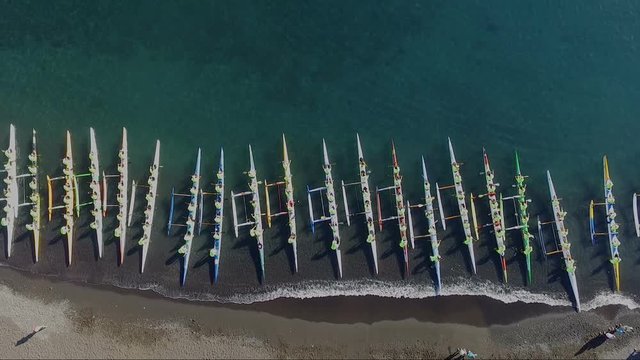 bateaux (pirogue) vu de haut avant d&eacute;part d'une course