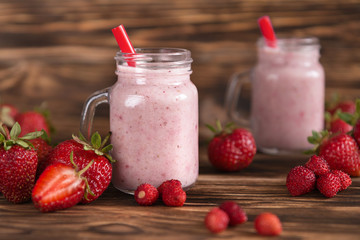 strawberry smoothies for weight loss on a wooden table