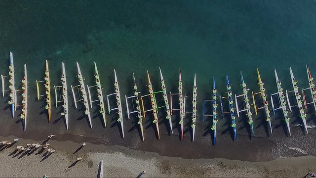 bateaux (pirogue) vu de haut avant d&eacute;part d'une course