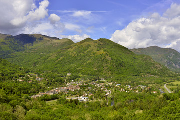 Fototapeta na wymiar Vue sur le village Les cabannes (09310) et sa vallée ariégeoise, département de l'Ariège en région Occitanie, France