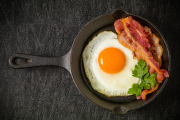 ベーコンエッグ　Iron pans and bacon eggs
