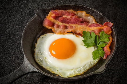 ベーコンエッグ　Iron pans and bacon eggs
