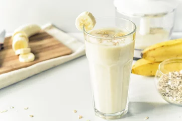 Foto auf Acrylglas Für die Küche Milchshake mit Banane und Haferflocken, gesundes Frühstück