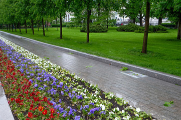 Obraz premium MOSCOW, RUSSIA - MAY 27 2017 : Unidentified people in the Alexander Garden near the Kremlin Palace.