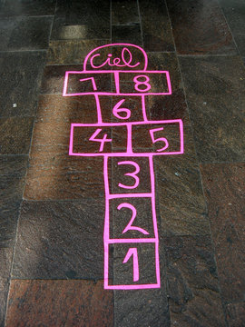 Marelle Hopscotch Hickelkasten Ugr&oacute;iskola Rayuela Sk&aacute;k&aacute;n&iacute; קלאס pan&aacute;ka Riga juego Palet &Kappa;&omicron;&upsilon;&tau;&sigma;ό Settimana Классики Campana Hinkerude Gioco игра Mondo Ruutuhyppely  Amarelinha Sciancateddu Avi&oacute;n 跳房子 