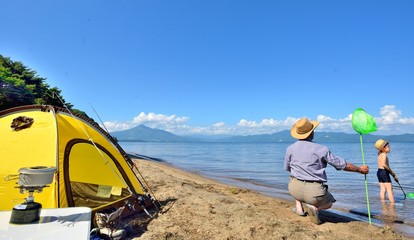 湖畔のキャンプ・水辺で遊ぶファミリー