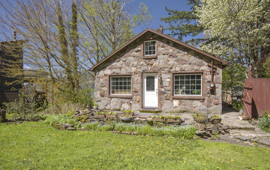 Small house and a barking dog Oregon.