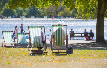 Naklejka premium Ludzie odpoczywający w parku w Londynie