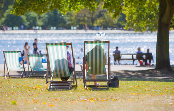 Fototapeta People resting in the park, London