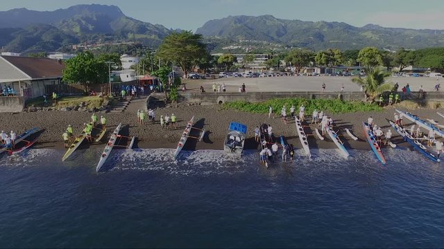 bateaux (pirogue) vu de haut avant d&eacute;part d'une course