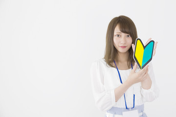 初心者マークを持つ　ビジネスウーマン