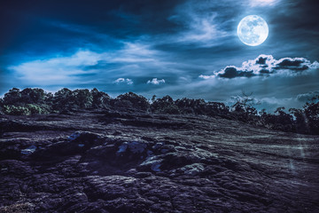 Paysage de ciel nocturne avec pleine lune, fond nature sérénité.
