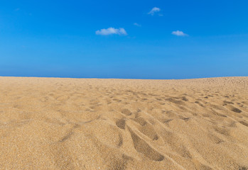Fototapeta na wymiar Empty tropical beach with blue sky and white cloud background 
