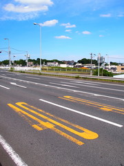 標示のある道路風景