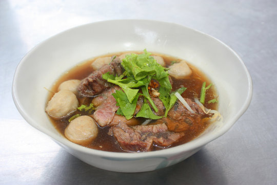 A bowl of stewed beef soup.
