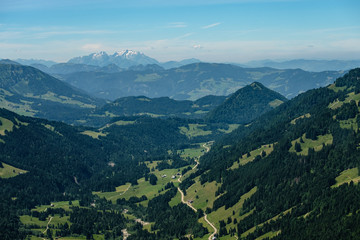 Obraz premium Flugaufnahme Bregenzer Wald mit Blick auf den Säntis