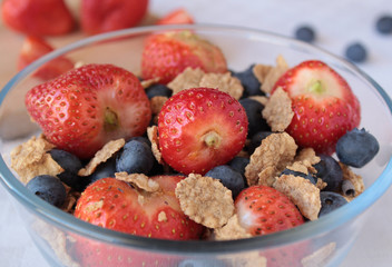 FRAGOLE MIRTILLI E CEREALI