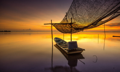 Fototapeta na wymiar the boat during wonderful sunrise at jubakar,kelantan malaysia on 4 nov. 2016