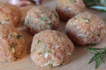 POLPETTE CRUDE AL ROSMARINO