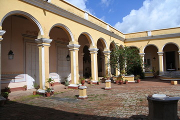 Arkaden im Innenhof eines Herrenhauses in Trinidad auf Kuba