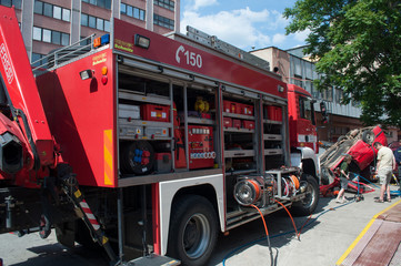 Fire truck equipped with hoses