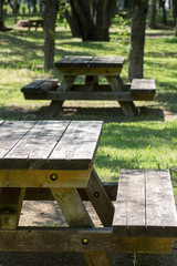 Naklejka premium Empty picnic table in a tranquil park