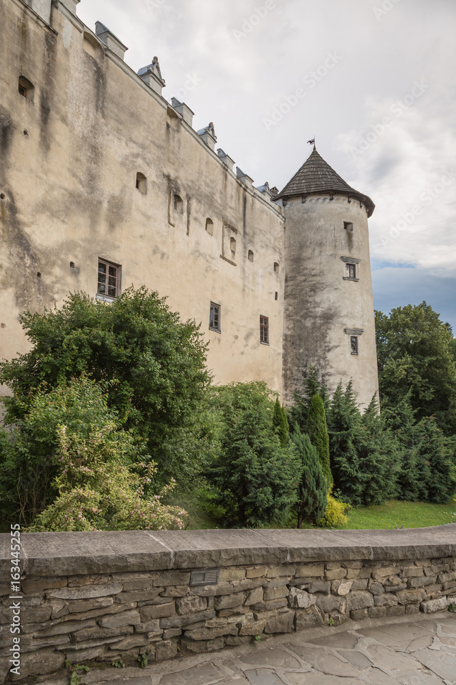 Wall mural Castle in Niedzica on the Czorsztynskim reservoir . Poland 