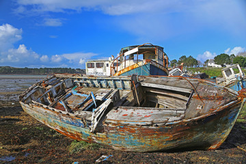Wracks von Fischerbooten, Schiffsfriedhof von Rostellec, Bretagne, Frankreich
