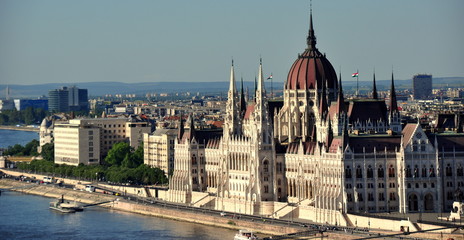 Prunkvolles neugotisches Parlamentsgebäude am Donauufer