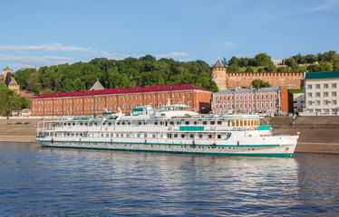 Naklejka premium Cruise ship on the background of the embankment at the pier in Nizhny Novgorod