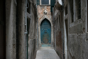 Fototapeta na wymiar Narrow street in Venice, Italy