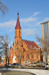 Польский костёл. Католическая церковь Успения Девы Марии весной. Улица Сухэ-Батора 1, Иркутск
