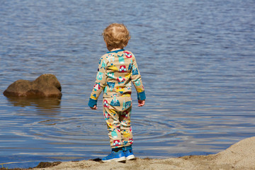 un enfant observe la mer