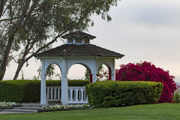 Obraz premium Gazebo at hilltop in the morning hours