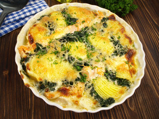 Kartoffelgratin mit Lachs und Spinat
