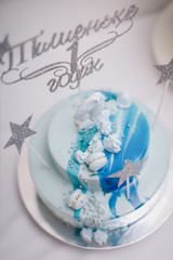 детский торт со звёздами и поздравительная табличка на день рождения