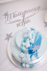 Fototapeta na wymiar торт и поздравительная табличка на день рождения