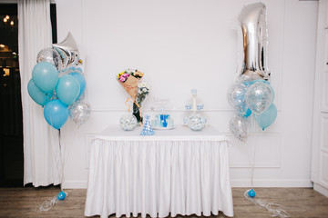 стол, торт и воздушные шарики на дне рождения
